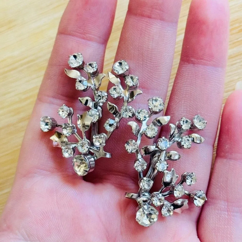 Jeweled floral Earrings VTG Screw back silver clear Crystal Rhinestone snowflake